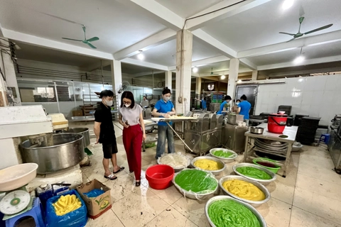 Hà Nội: giật mình với điều kiện sản xuất của cơ sở tại “thủ phủ” bánh kẹo La Phù