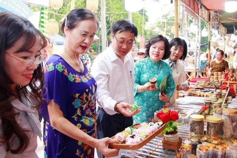Hơn 500 sản phẩm OCOP, làng nghề được giới thiệu tại Vườn hoa Lạc Long Quân (quận Tây Hồ)