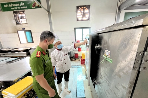 Hà Nội kiểm tra đột xuất cơ sở cung cấp 2.000 suất ăn công nghiệp mỗi ngày tại huyện Mê Linh