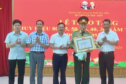 Huyện Sóc Sơn: Người chiến sĩ Điện Biên sống tròn 1 thế kỷ được nhận Huy hiệu 80 năm tuổi Đảng