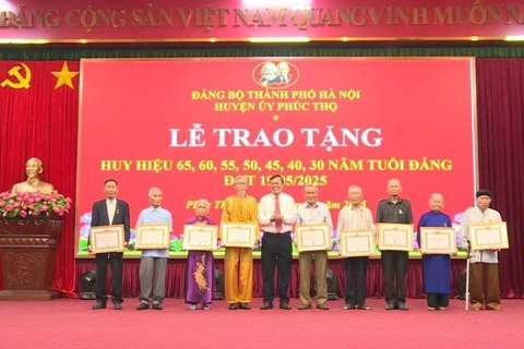 Huyện Phúc Thọ: 149 đảng viên được nhận Huy hiệu Đảng đợt 19/5