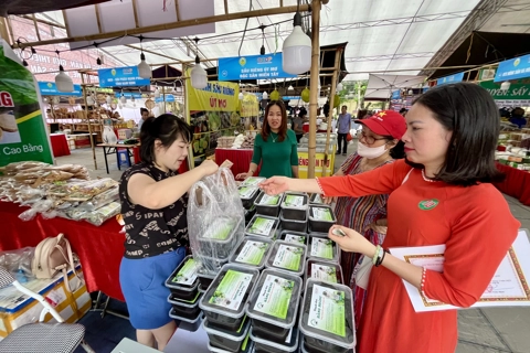 Thoả sức mua sắm ưu đãi hơn 500 sản phẩm OCOP, làng nghề tại Công viên Văn hoá quận Đống Đa