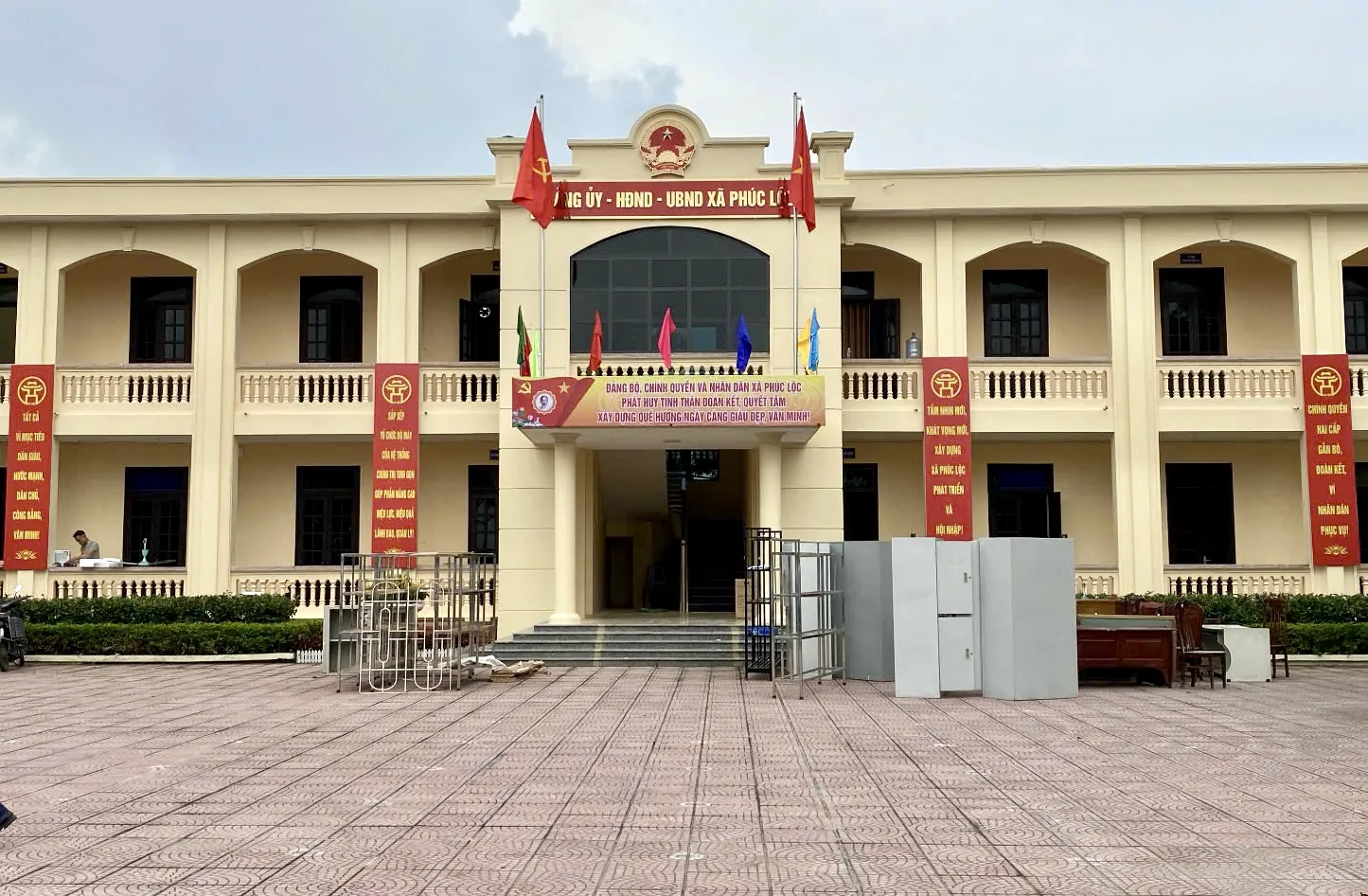 Huyện Phúc Thọ bắt đầu gắn bảng tên cho trụ sở 3 xã mới