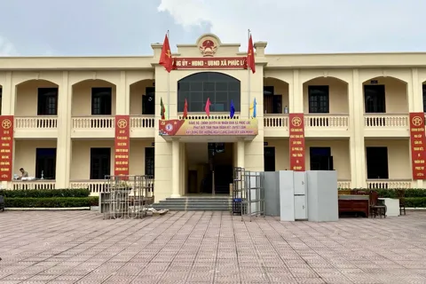 Huyện Phúc Thọ bắt đầu gắn bảng tên cho trụ sở 3 xã mới