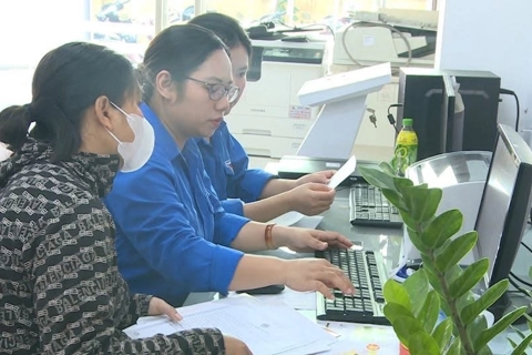 Tuổi trẻ xã Phúc Lộc xung kích hỗ trợ người dân tại Điểm phục vụ Hành chính công