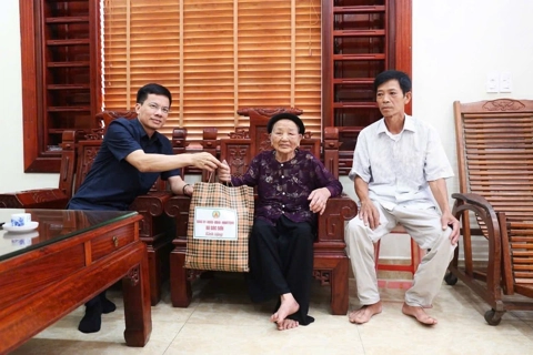 Bí thư Đảng uỷ xã Sóc Sơn thăm hỏi, tặng quà tri ân các gia đình chính sách
