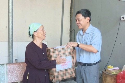 Chủ tịch UBND xã Sóc Sơn thăm hỏi, tặng quà tri ân các gia đình chính sách