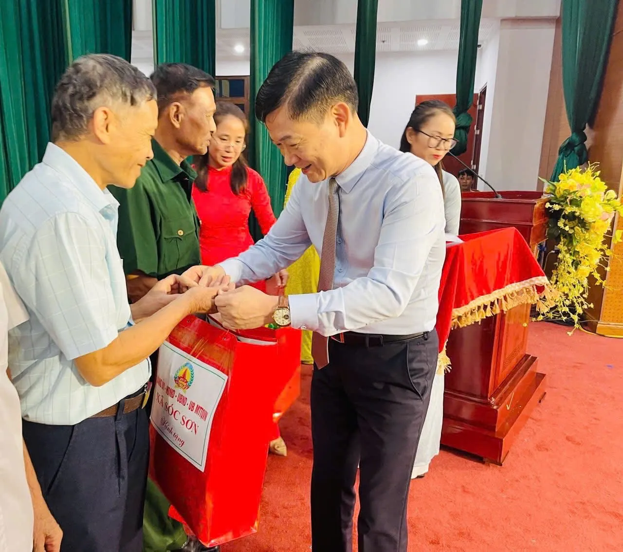 Xã Sóc Sơn: trao tặng 70 suất quà tri ân người có công
