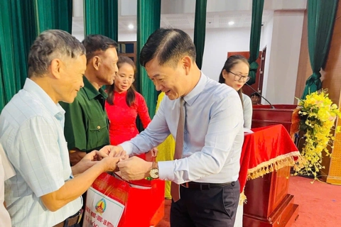 Xã Sóc Sơn: trao tặng 70 suất quà tri ân người có công
