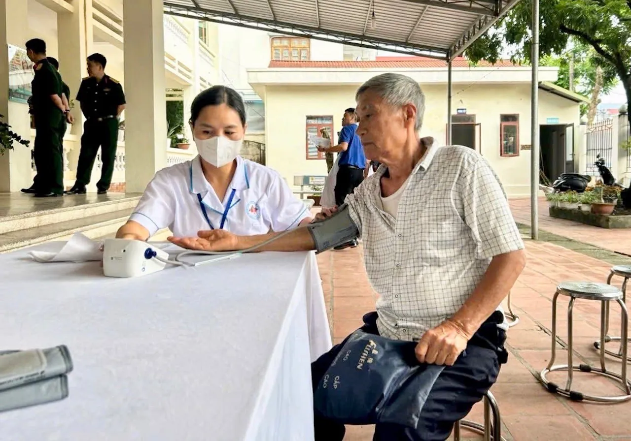 Xã Sóc Sơn khám sức khoẻ, cấp thuốc miễn phí cho người có công