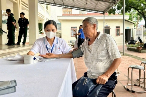 Xã Sóc Sơn khám sức khoẻ, cấp thuốc miễn phí cho người có công