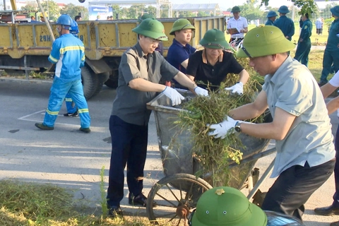 Xã Sóc Sơn: Bí thư, Chủ tịch tham gia tổng vệ sinh môi trường cùng người dân
