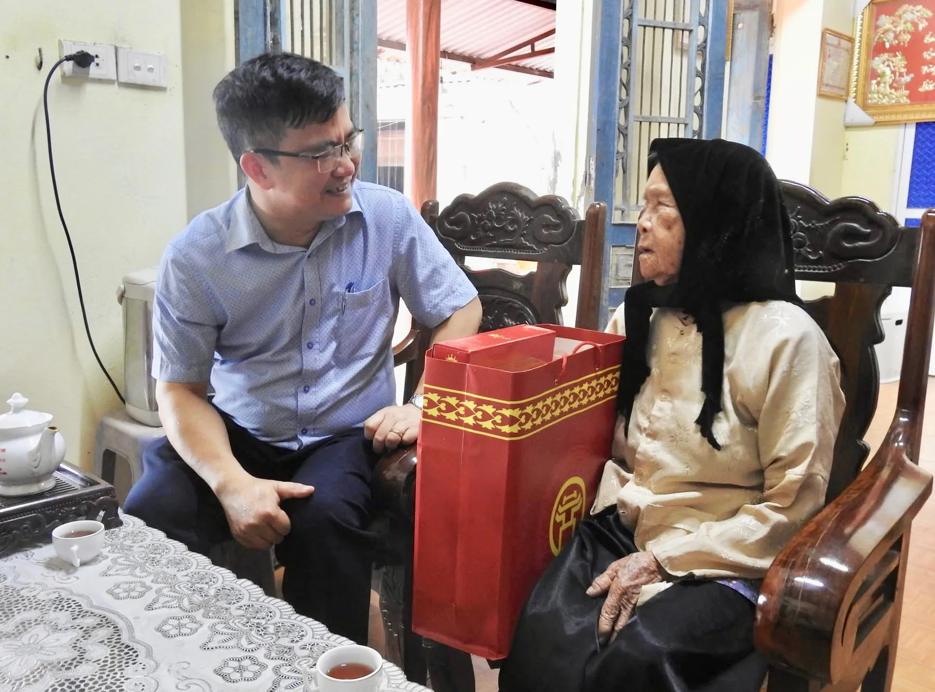 Bí thư xã Trung Giã thăm hỏi, tặng quà người có công