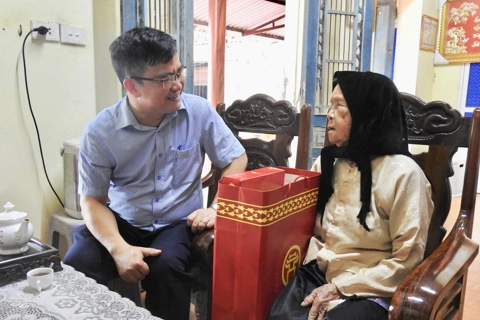 Bí thư xã Trung Giã thăm hỏi, tặng quà người có công