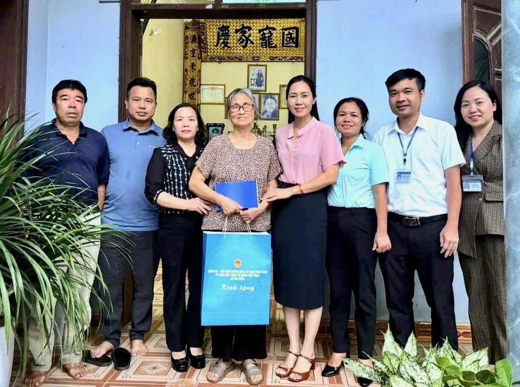Chủ tịch xã Đa Phúc thăm hỏi, tặng quà gia đình người có công