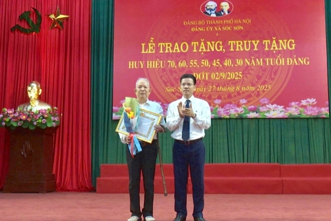 Xã Sóc Sơn trao tặng, truy tặng Huy hiệu Đảng đợt 2/9 cho 139 đảng viên
