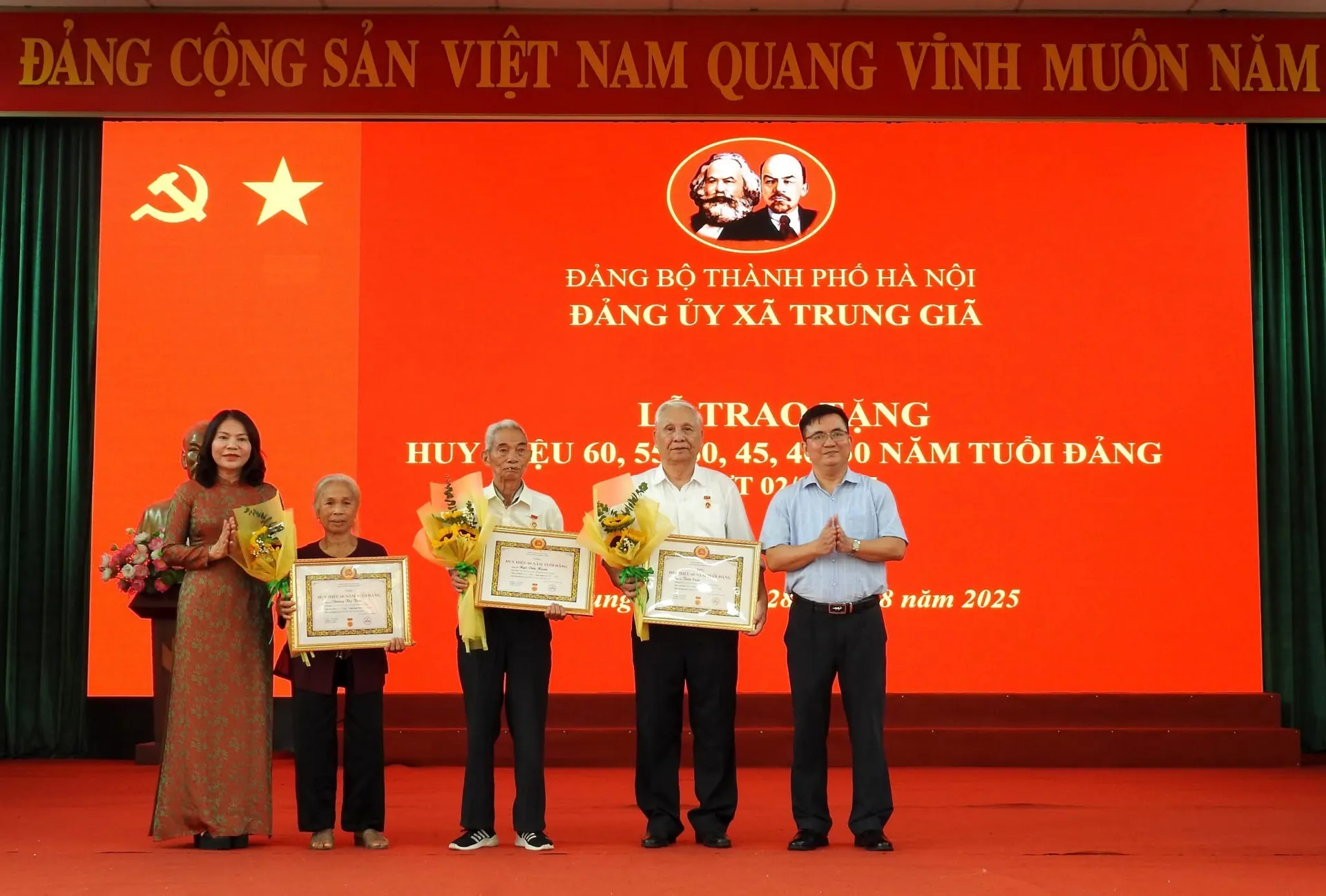 Xã Trung Giã trao Huy hiệu Đảng cho 45 đảng viên nhân dịp Quốc khánh 2/9