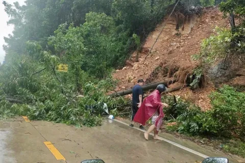 Xã Trung Giã: đường thôn Thanh Hà bị sạt lở lần thứ 3 chỉ trong hai tháng
