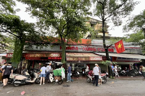 Hà Nội: sau trận mưa ngập lịch sử, xe máy xếp hàng chờ sửa suốt đêm