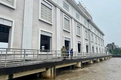 Lãnh đạo Sở Nông nghiệp và Môi trường Hà Nội kiểm tra công tác phòng, chống ngập úng sau bão số 11
