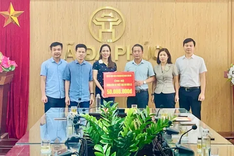 Xã Sóc Sơn hỗ trợ hai xã Đa Phúc, Trung Giã 100 triệu đồng khắc phục hậu quả lũ lụt