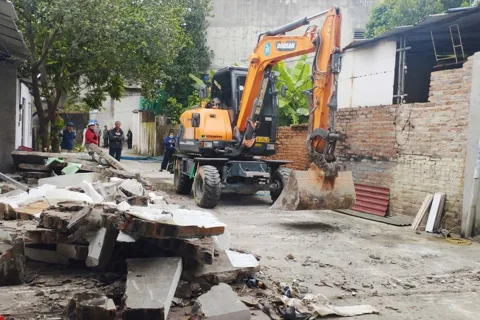 Xã Sóc Sơn giải tỏa hàng chục vi phạm hành lang an toàn giao thông