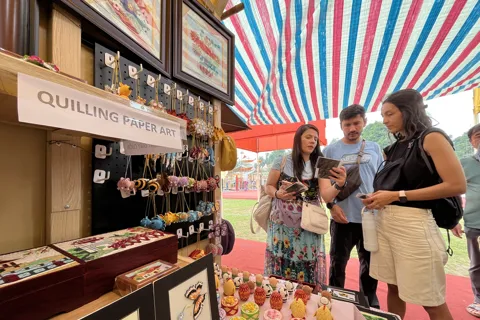 Du khách quốc tế ấn tượng với sản phẩm làng nghề Hà Nội