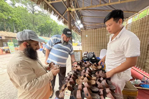 Thương hiệu OCOP “giữ lửa” làng nghề