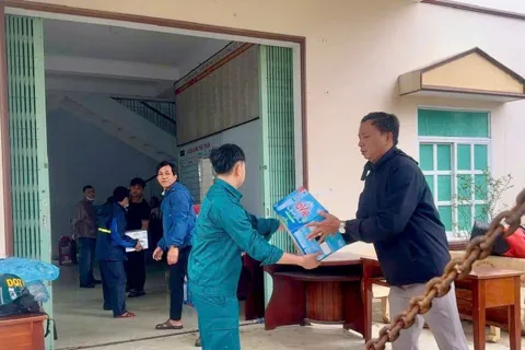 Chuyển hàng cứu trợ quốc tế đến bà con các tỉnh Gia Lai và Đắk Lắk