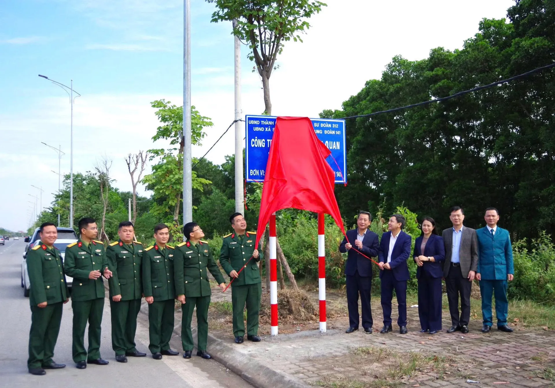 Gắn biển công trình phối hợp chỉnh trang tuyến đường Võ Nguyên Giáp nối khu đô thị vệ tinh Sóc Sơn