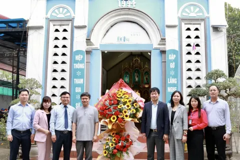 Bí thư, Chủ tịch xã Trung Giã thăm, chúc mừng các Giáo sứ nhân dịp Giáng sinh