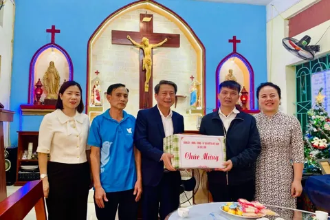 Lãnh đạo xã Sóc Sơn thăm, chúc mừng bà con giáo dân nhân dịp Giáng sinh 2025