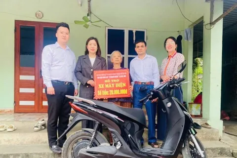 Xã Sóc Sơn: trao xe máy, tặng bò sinh sản hỗ trợ hộ khó khăn