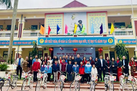 Xã Nội Bài: trao tặng xe đạp, tiếp sức học sinh đến trường