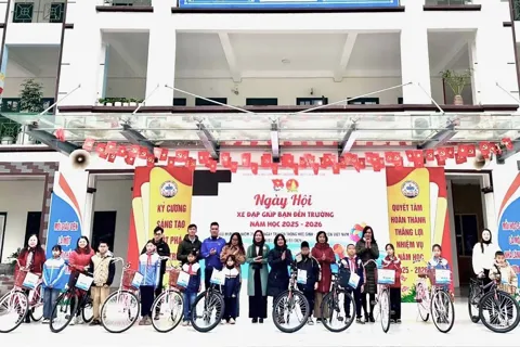 Xã Sóc Sơn: trao tặng xe đạp, tiếp sức học sinh đến trường