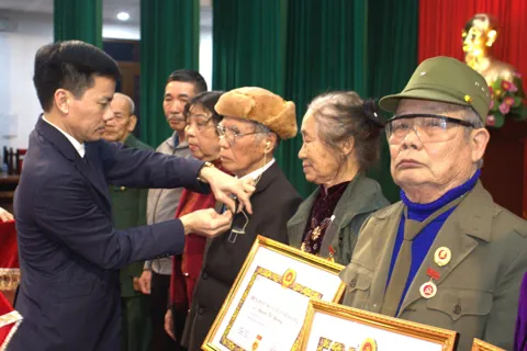 Xã Sóc Sơn: 122 đảng viên được truy tặng và trao Huy hiệu Đảng đợt 3/2