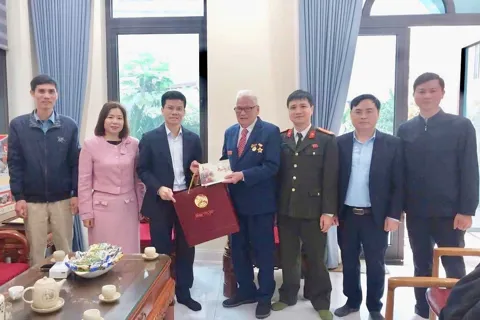 Bí thư xã Sóc Sơn thăm, tặng quà các gia đình chính sách nhân dịp Tết Bính Ngọ 2026