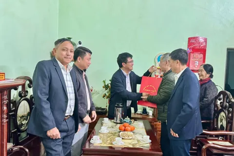 Bí thư xã Trung Giã thăm, tặng quà các gia đình chính sách nhân dịp Tết Bính Ngọ 2026