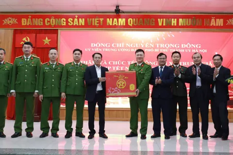 Phó Bí thư Thành uỷ Hà Nội Nguyễn Trọng Đông thăm, chúc Tết cán bộ, chiến sĩ Công an hai xã Trung Giã và Đa Phúc