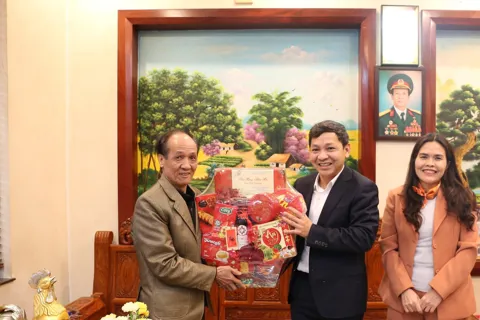 Chủ tịch xã Sóc Sơn thăm, tặng quà các gia đình chính sách nhân dịp Tết Bính Ngọ 2026