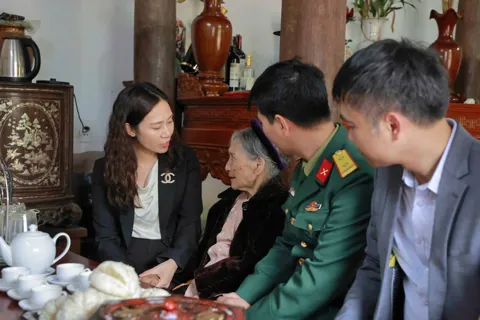 Chủ tịch xã Đa Phúc thăm, tặng quà gia đình chính sách nhân dịp Tết Bính Ngọ 2026