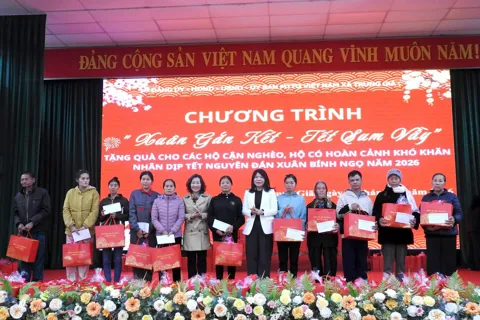 Xã Trung Giã trao tặng 300 suất quà Tết cho hộ gia đình khó khăn
