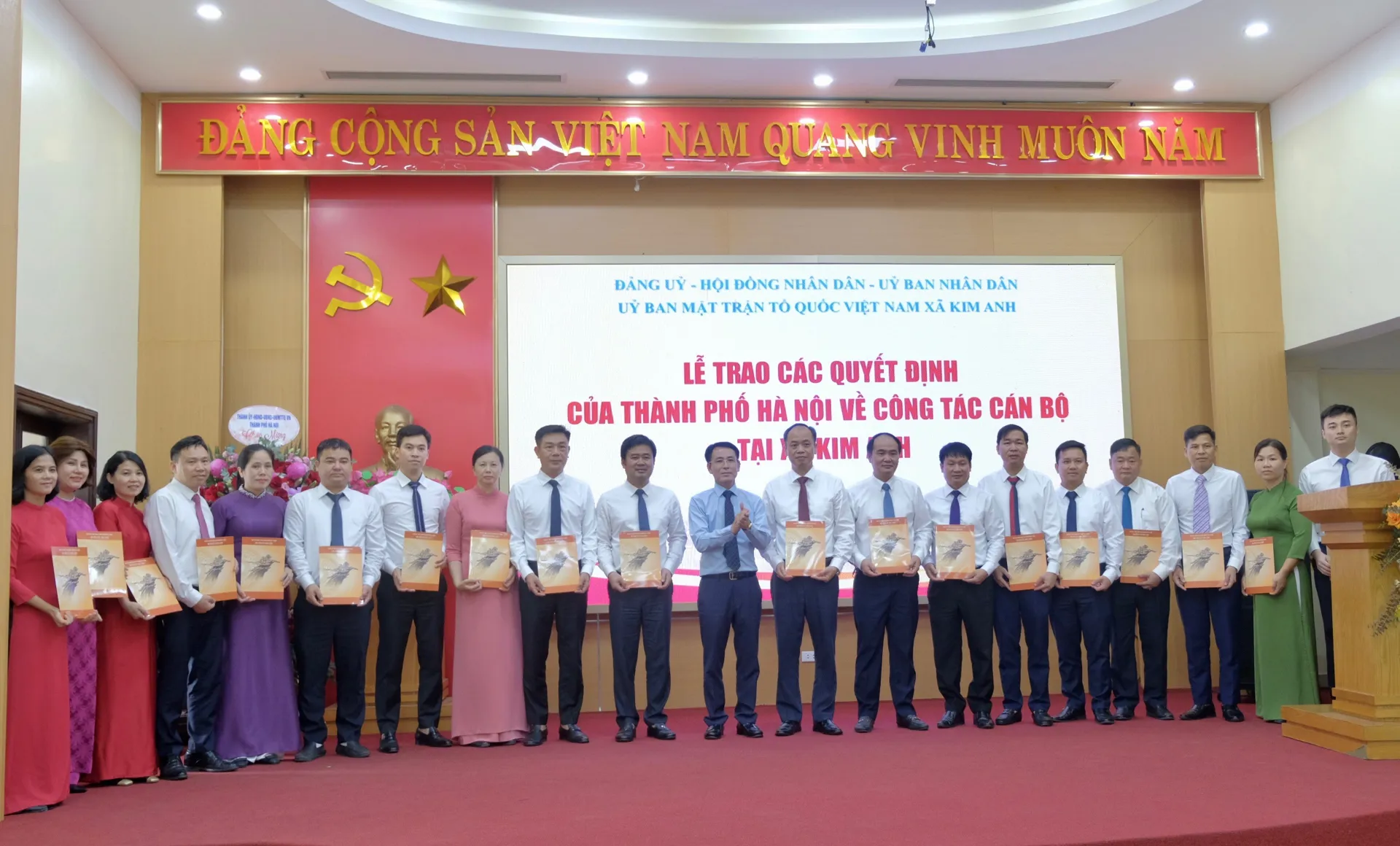 Hà Nội trao quyết định chỉ định Bí thư, Chủ tịch xã Kim Anh