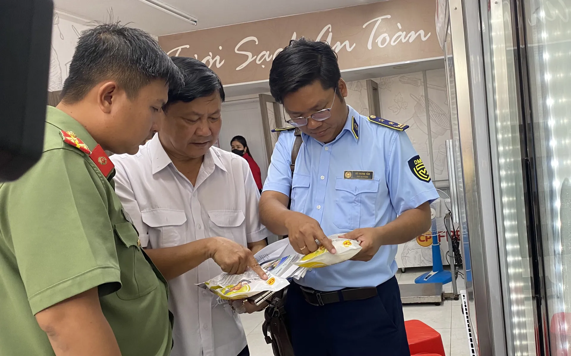 Cơ sở giết mổ gia công cho Công ty C.P xử lý thịt heo có dấu hiệu bệnh tích không đúng quy định
