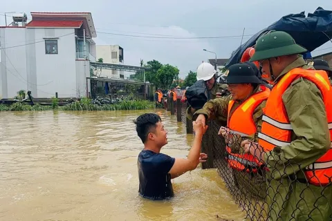 Tiếp tục hỗ trợ hàng trăm tỉ đồng cho các địa phương miền Trung khắc phục thiệt hại do mưa lũ