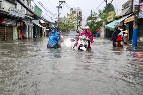 2 người chết, hàng trăm nhà dân thiệt hại do mưa lớn, dông lốc sét
