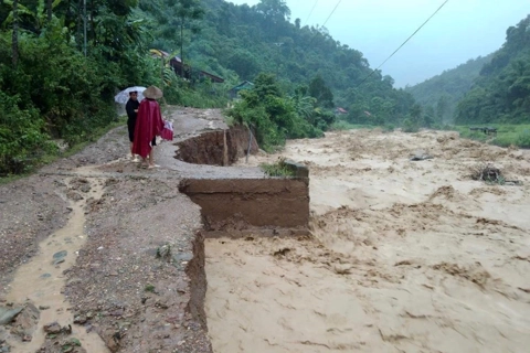 Miền Trung chìm trong mưa lũ