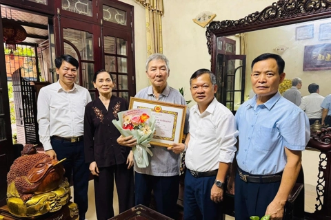 55 đảng viên xã Nội Bài được trao tặng, truy tặng Huy hiệu Đảng đợt 2/9