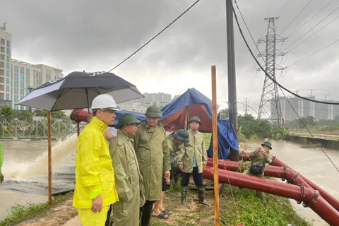 Phó Chủ tịch UBND TP Hà Nội Nguyễn Mạnh Quyền kiểm tra công tác phòng, chống ngập úng do bão số 11
