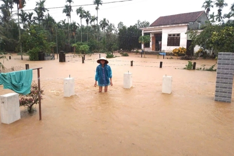 Miền Trung chìm trong mưa lũ
